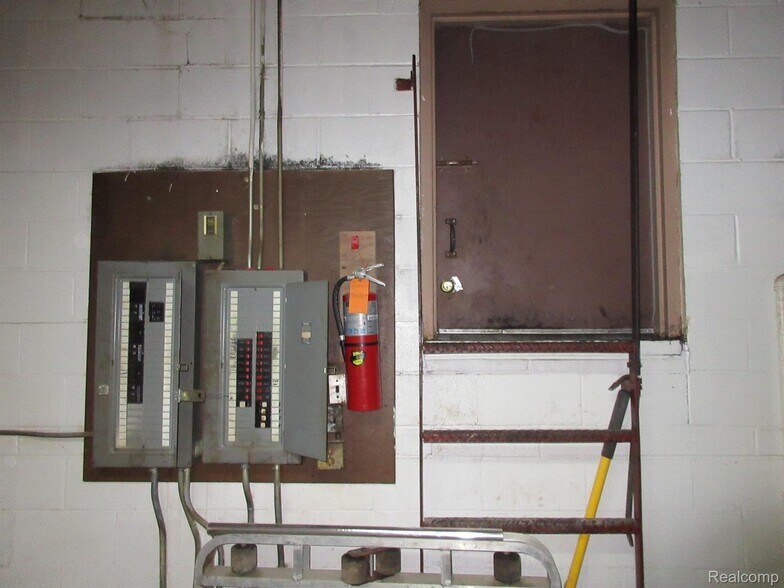 More Photos Of 19200 Kelly Rd, Detroit Restaurant For Sale