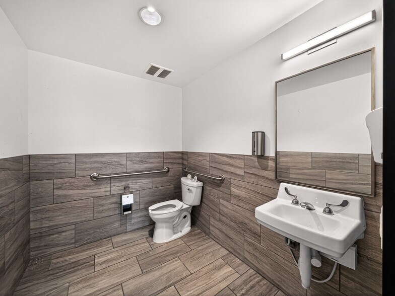 More Photos Of 8114 City Base Landing, San Antonio Unknown For Lease