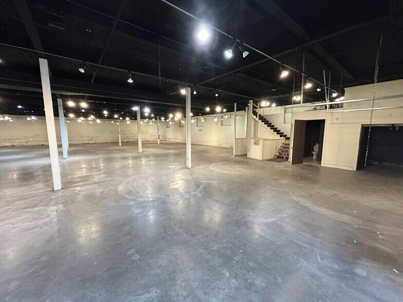More Photos Of 208 N Elm St, High Point Showroom For Lease