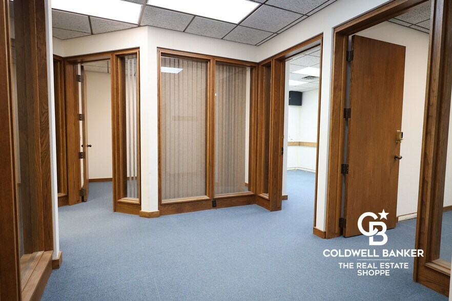 More Photos Of 911 N Main St, Garden City Office For Sale
