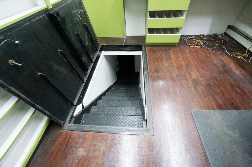 More Photos Of 40-18 Junction Blvd, Flushing Storefront Retail Residential For Lease