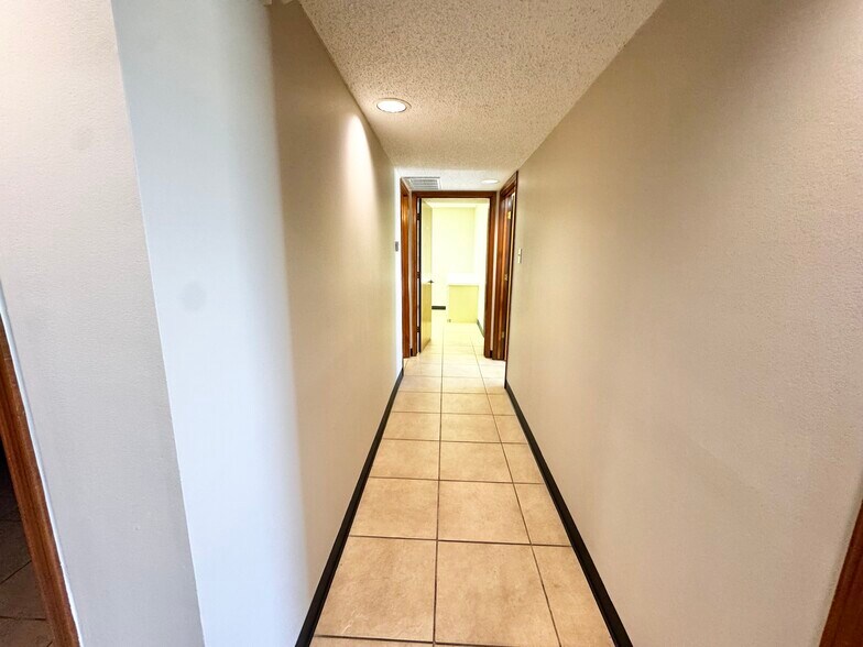 More Photos Of 9215 Thomasville Dr, Houston Warehouse For Lease