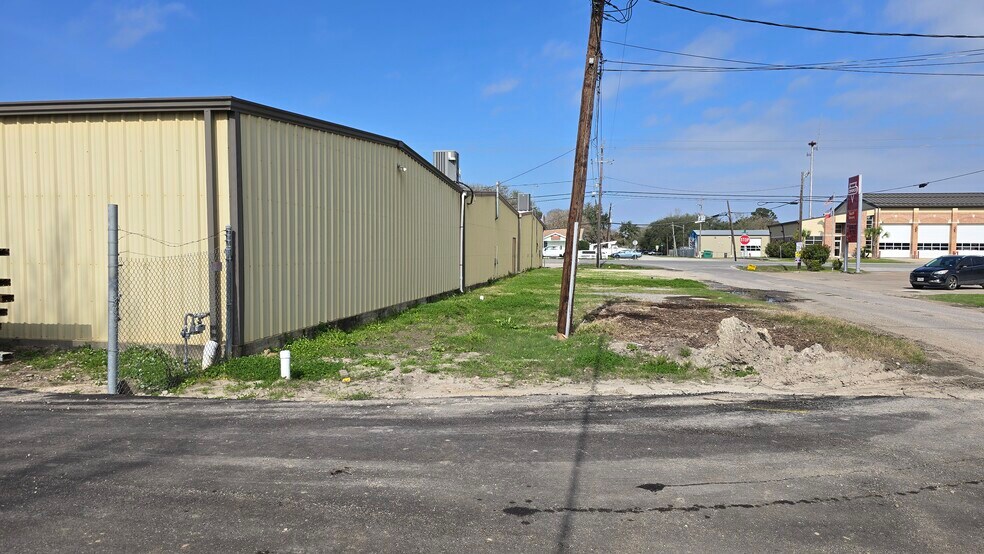 More Photos Of 607 Grand Ave, Bacliff Flex For Lease