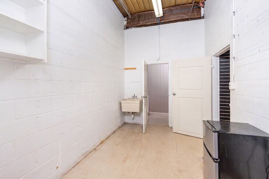 More Photos Of 902 Richmond Ave, Staunton General Retail For Sale