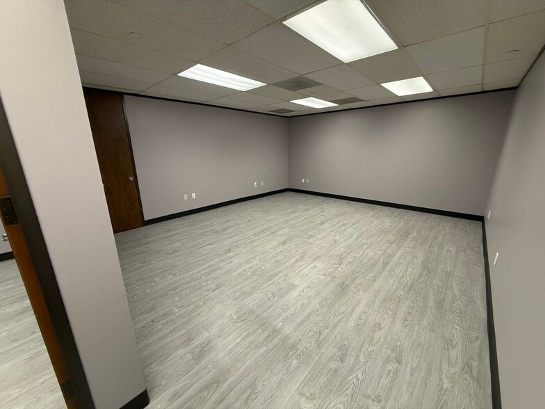 More Photos Of 1919 N Loop W, Houston Medical For Lease