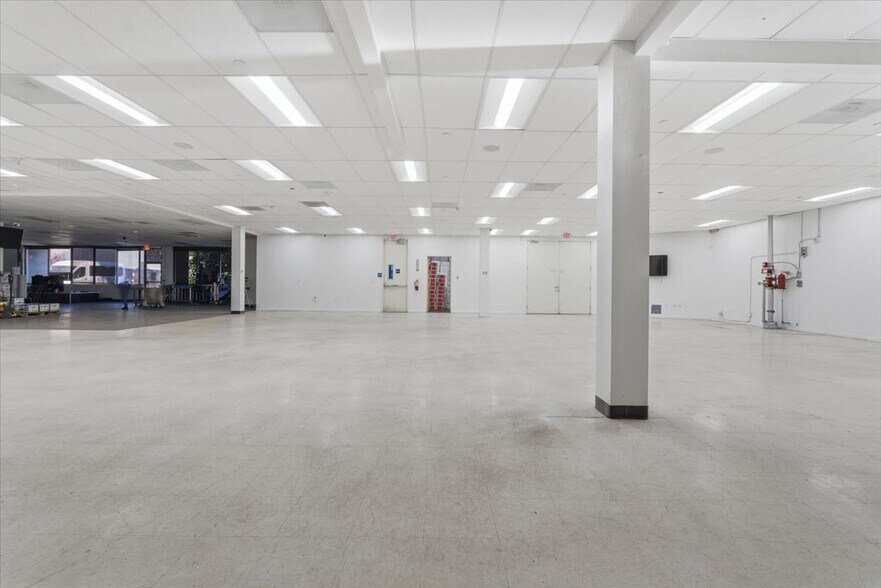 More Photos Of 6110 Variel Ave, Woodland Hills Research And Development For Lease