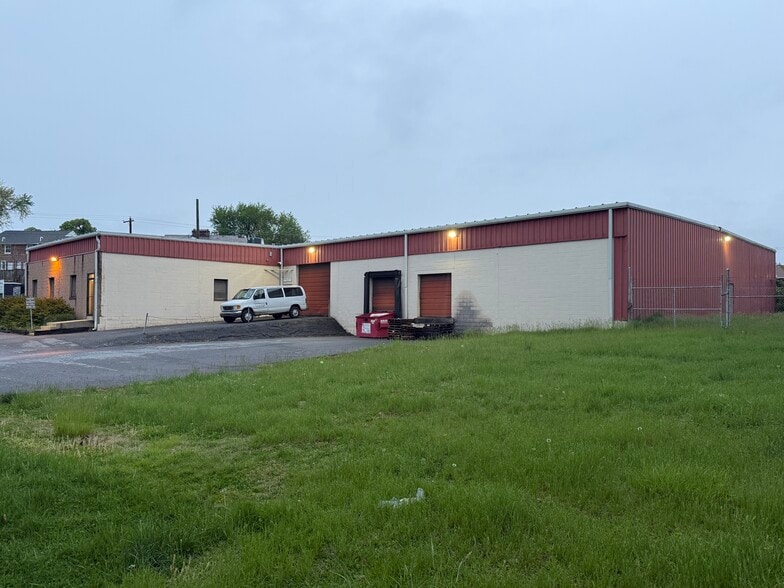 Primary Photo Of 3211 W 9th St, Trainer Manufacturing For Sale