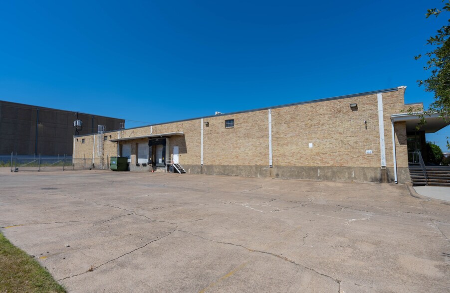 More Photos Of 3320 Dalworth St, Arlington Warehouse For Lease