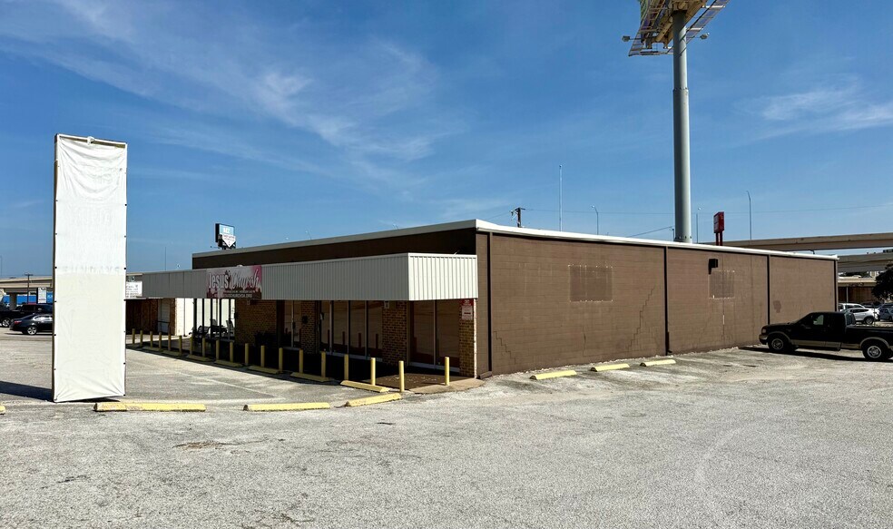 More Photos Of 5726 Mobud St, San Antonio Religious Facility For Lease