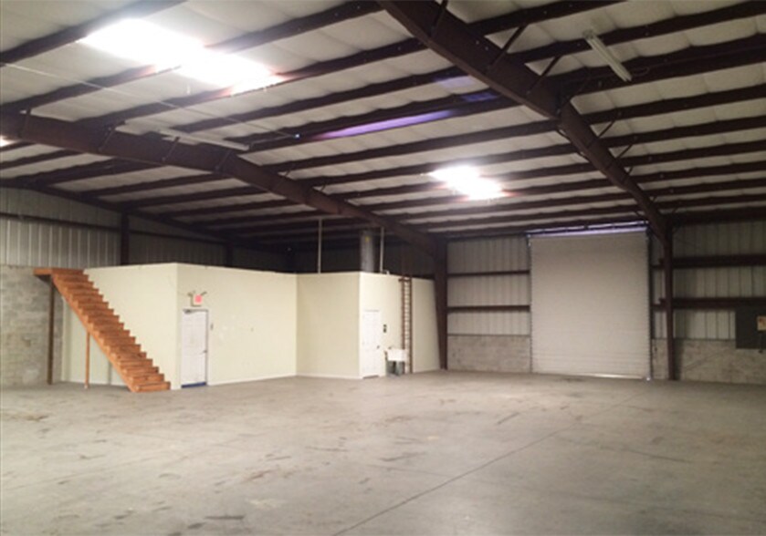 More Photos Of 5641 Division Dr, Fort Myers Warehouse For Lease