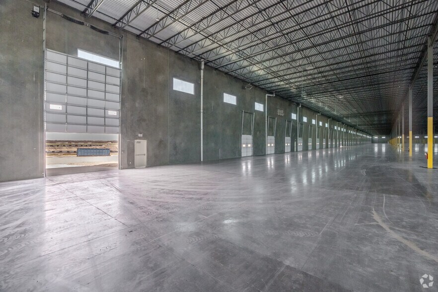 More Photos Of 6200 N Stemmons Fwy, Sanger Distribution For Lease
