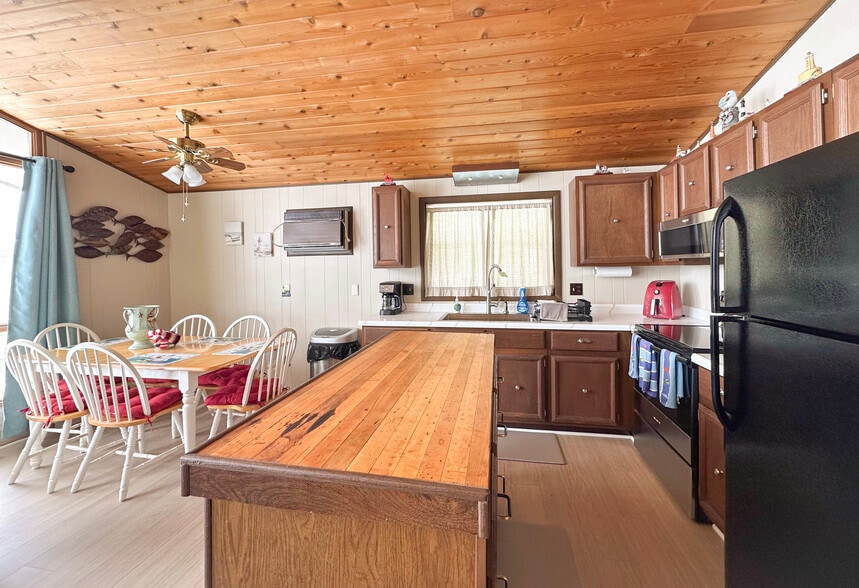 More Photos Of 752 W Faith St, Spruce Flex For Sale