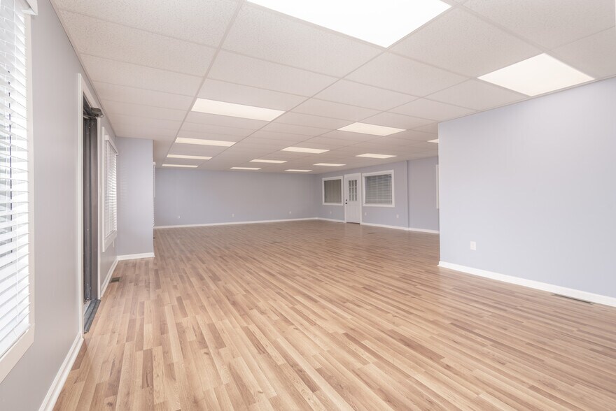 More Photos Of 238 Moon Clinton Rd, Coraopolis General Retail For Lease