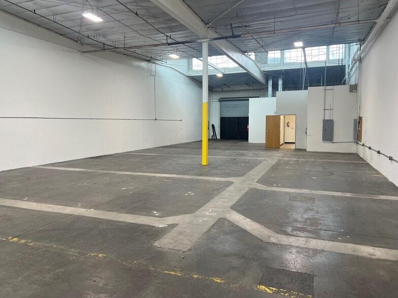 More Photos Of 2000-2032 Camfield Ave, Commerce Warehouse For Lease