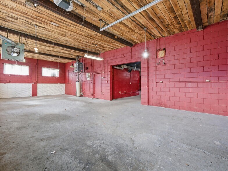 More Photos Of 828 W 14 Mile Rd, Clawson Warehouse For Lease