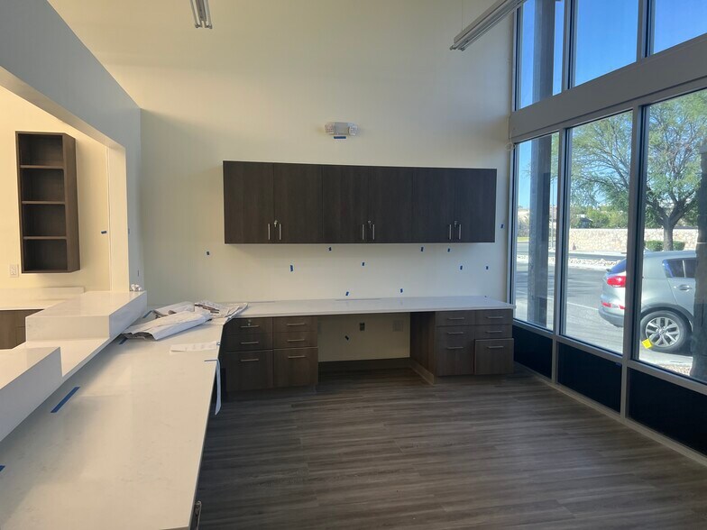 More Photos Of 6301 Northern Pass Dr, El Paso Office For Sale