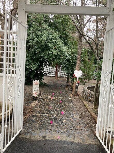 More Photos Of 870 Hartnell Ave, Redding Garden Center For Sale