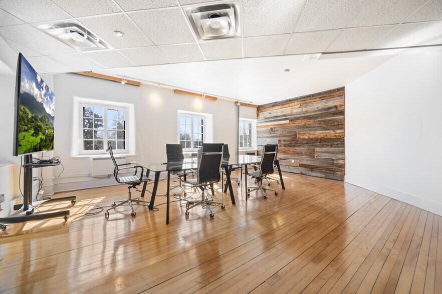 More Photos Of 32 Rue Saint-Charles, Longueuil Loft Creative Space For Lease