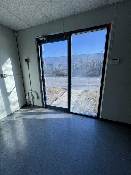 More Photos Of 7158-7168 Progress Way, Delta Service For Lease