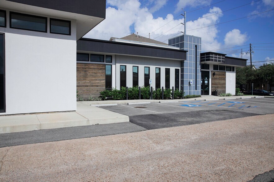More Photos Of 8703 Meadowcroft Dr, Houston Medical For Lease