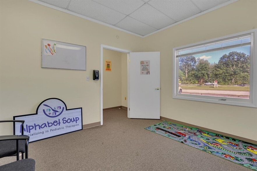 More Photos Of 32 E Hampton Rd, Marlborough Freestanding For Lease
