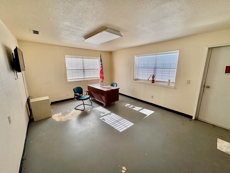 More Photos Of 101 Rancho Grande, Floresville Service For Sale