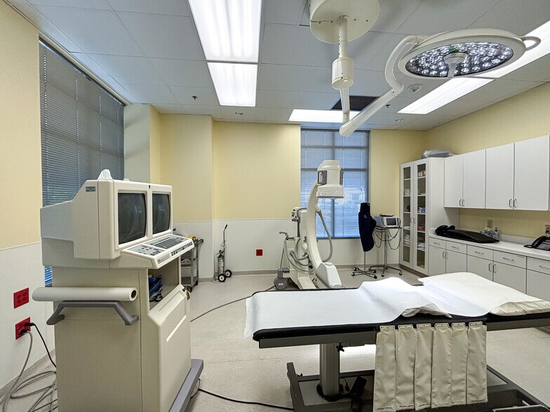 More Photos Of 329 Edwin Dr, Virginia Beach Medical For Lease