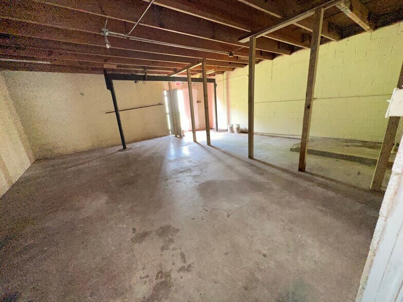 More Photos Of 113 W Main St, Duncan Storefront For Sale