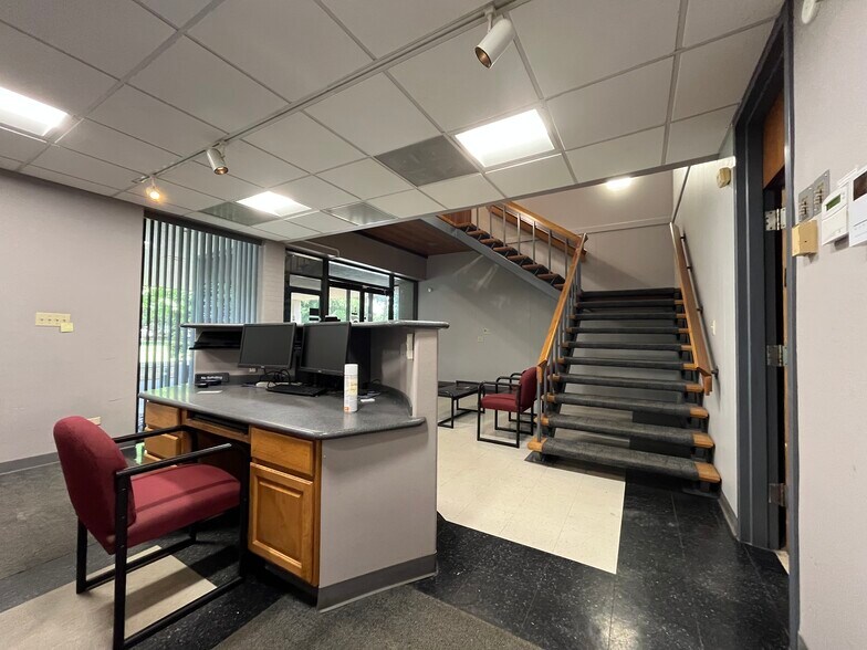 More Photos Of 6415 Lakeview Rd, Charlotte Unknown For Lease