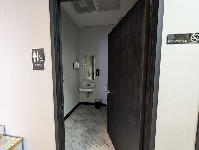 More Photos Of 3926 Avenue H, Rosenberg Unknown For Lease