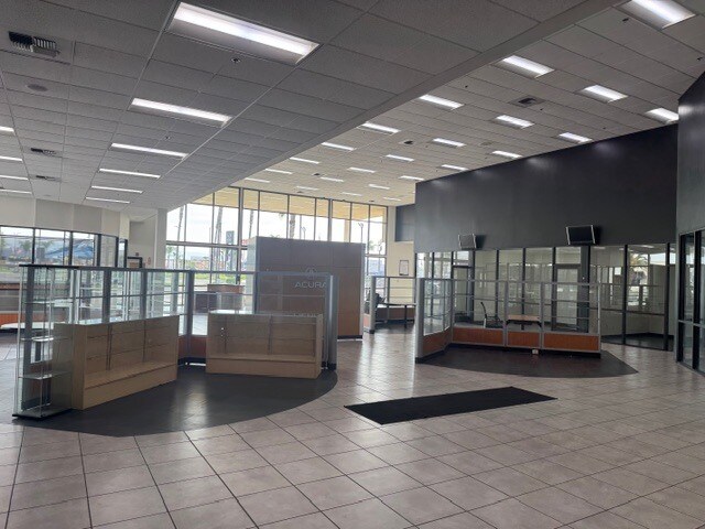 More Photos Of 4625 Wible Rd, Bakersfield Auto Dealership For Lease