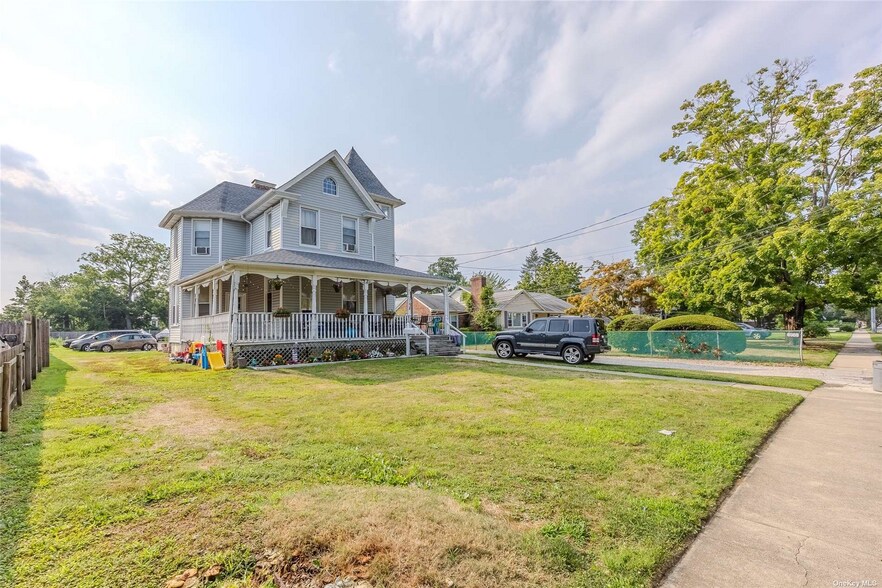 Primary Photo Of 38 Park Ave, Amityville Apartments For Sale