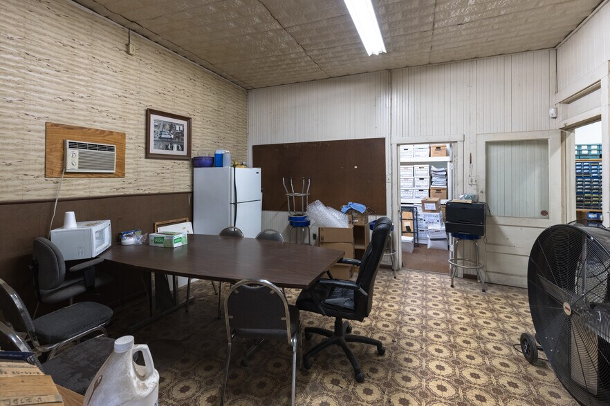 More Photos Of 609 N 7th St, Williams Auto Repair For Sale