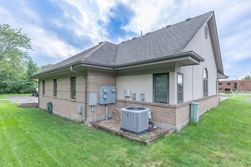 More Photos Of 7036 Corporate Way, Washington Township Office For Sale