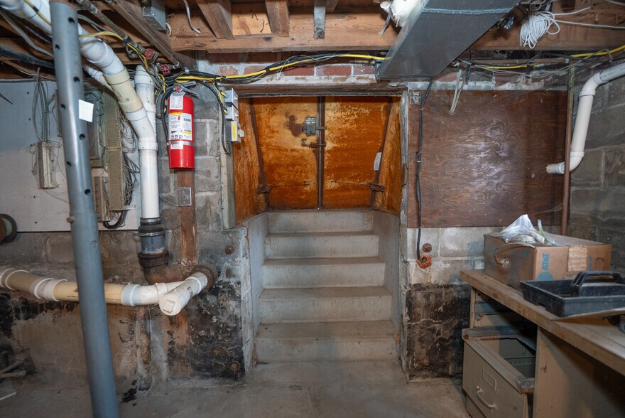 More Photos Of 7427 Dyke Rd, Clay Freestanding For Lease