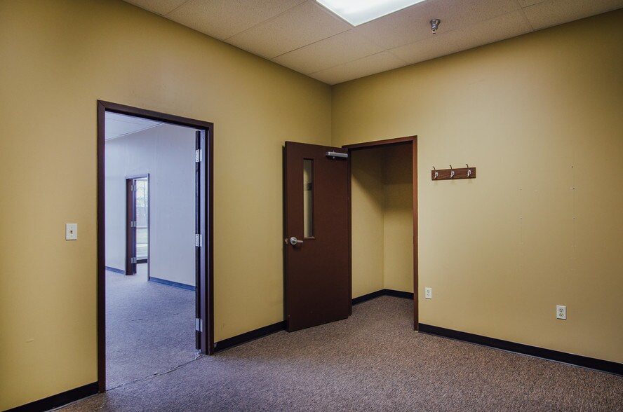 More Photos Of 33-49 Briggs Dr, Ontario General Retail For Lease