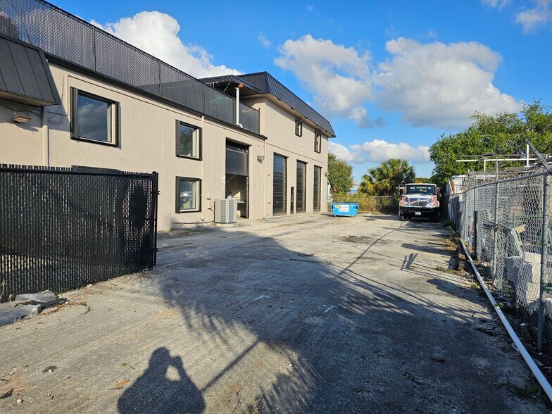 More Photos Of 4670 SW 83rd Ter, Davie Manufacturing For Sale
