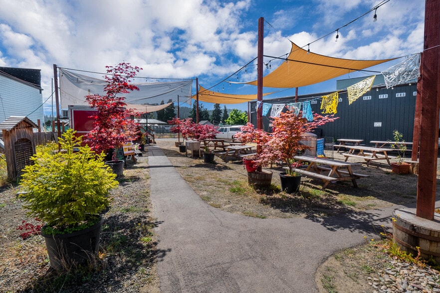 More Photos Of 926 E Main St, Cottage Grove Restaurant For Sale
