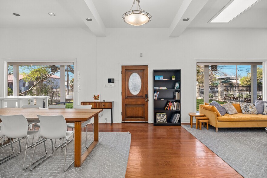 More Photos Of 1002 N Flores St, San Antonio Loft Creative Space For Lease