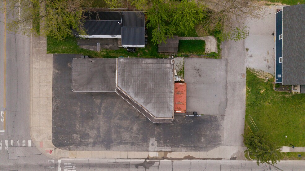 More Photos Of 833 W 7th St, New Albany Auto Repair For Sale