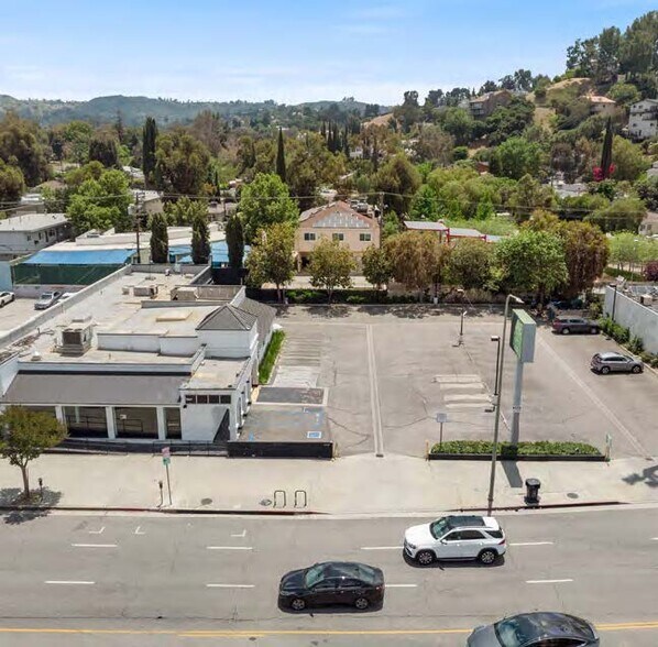More Photos Of 21326 Ventura Blvd, Woodland Hills Storefront Retail Office For Lease