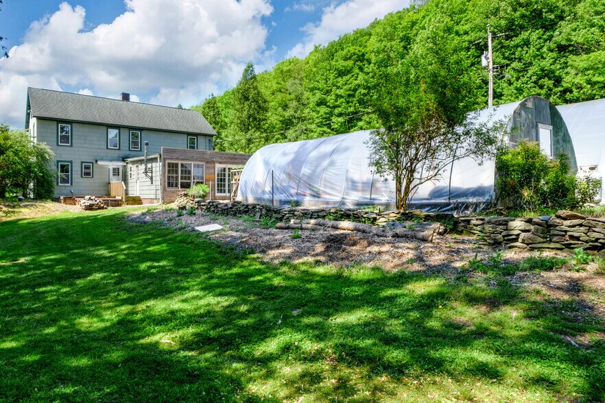 More Photos Of 265 Main St, Delhi Garden Center For Sale