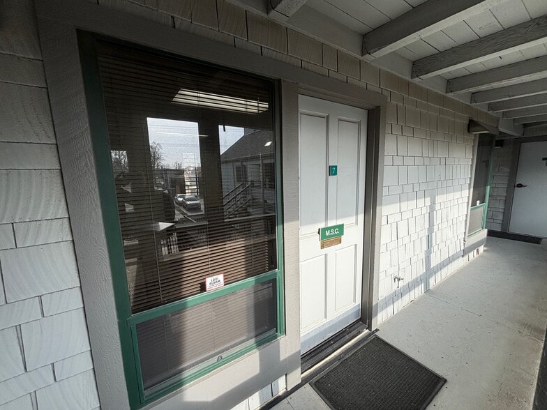 More Photos Of 222 W Lockeford St, Lodi Office For Lease
