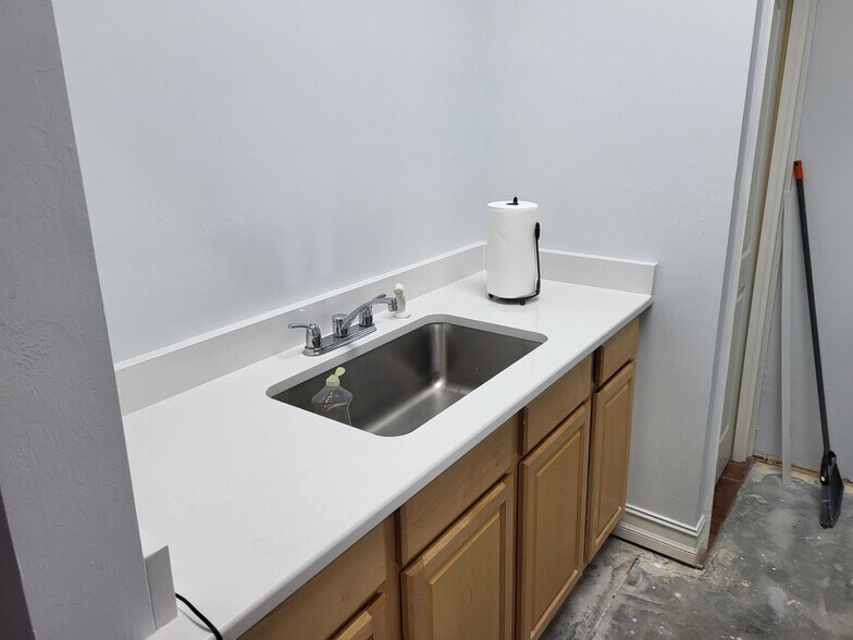 More Photos Of 1575 Pine Ridge Rd, Naples General Retail For Sale