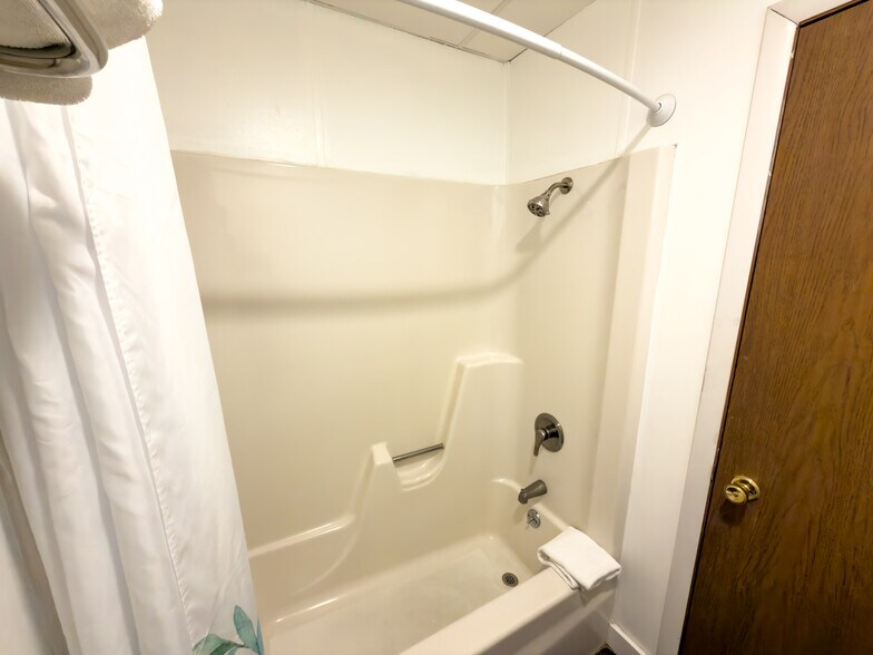More Photos Of 855 N 5th St, Custer Hotel For Sale