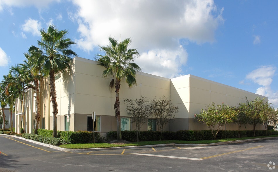 More Photos Of 1880 N Commerce Pky, Weston Warehouse For Lease