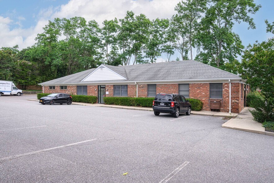 More Photos Of 135 Windmill Ln, Southampton Office For Sale