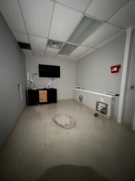 More Photos Of 2652-2690 E Main St, Bridgeport General Retail For Lease