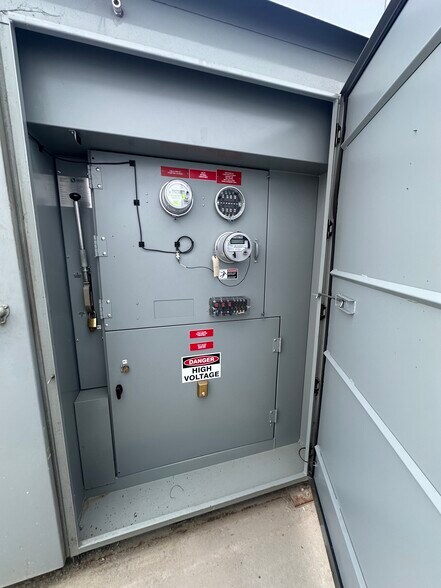 More Photos Of 126 E Oris St, Compton Distribution For Lease