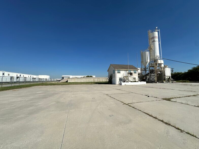 More Photos Of 2901 Highway 114, Fort Worth Truck Terminal For Lease